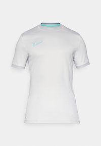 Bílé sportovní tričko s krátkým rukávem od značky Nike, s tyrkysovým logem, kulatým výstřihem a hladkou tkaninou s mírně přiléhavým střihem.