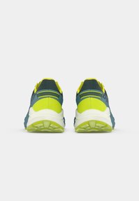 Αθλητικά παπούτσια με μπλε επάνω μέρος, κίτρινες λεπτομέρειες και λευκή σόλα. Διαθέτουν υφασμάτινη σόλα για πρόσφυση και επενδεδυμένες φτέρνες για άνεση.