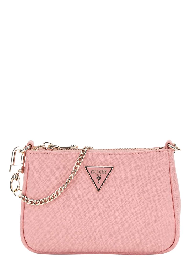 Rosa synthetische Handtasche mit strukturiertem Design, goldener Kettenriemen und einem dreieckigen Logo-Plakette auf der Vorderseite. Reißverschlussverschluss oben.