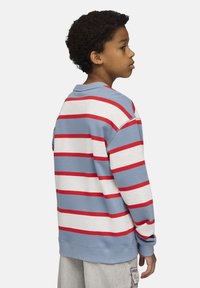 Sudadera a rayas azul y blanca con rayas rojas, cuello redondo, puños y dobladillo acanalados, con un ajuste relajado y textura suave.
