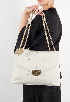 Borsa a tracolla bianca trapuntata realizzata in materiale sintetico con catene dorate, accessori dorati e dettagli a forma di stella. Presenta decorazioni con borchie.