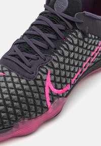 Nike Performance REACT GATO - Botas de futebol de salão - cave purple/pink blast/black
