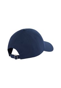 Gorra de béisbol azul marino con correa ajustable y hebilla de metal, vista desde atrás y ligeramente de lado.