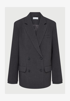 Hall Gray topelt ülikond, millel on nurgelised kraed, kaks eesmist taskut ja tekstuuriga kangas. Omab musti nuppe ja siledat sisetükki.