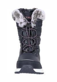Sort vandtæt støvle med en faux fur krave, polstret design og kontrasterende hvid sål; sikret med et snøresystem.
