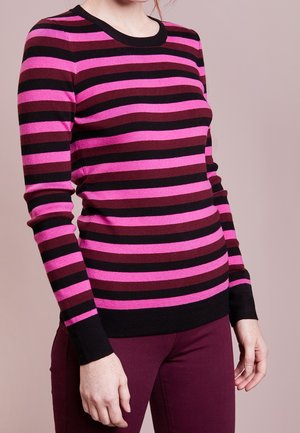 Gestreifter Pullover in Pink, Schwarz und Burgunderrot. Figurnaher Schnitt mit langen Ärmeln und Rundhalsausschnitt. Weiche Textur, gerippte Bündchen an den Ärmeln.