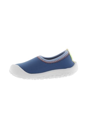Zapato de slip-on azul con un material superior liso, costuras naranjas contrastantes, suela de goma blanca y un pequeño acento verde en el talón.