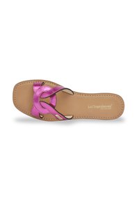 Sandalo flat con fasce metalliche rosa e design incrociato, dotato di una suola beige chiaro e del nome del marchio impreziosito sulla soletta.
