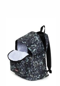 Zaino con motivo nero e turchese con ampio scomparto principale e tasca frontale, dotato di chiusura con cerniera e spallacci imbottiti.