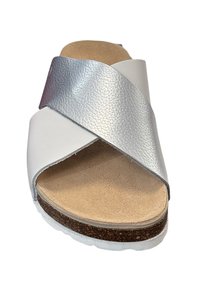 Witte en zilveren sandalen met kruisbanden, een gestructureerde metallic bovenkant, kurken voetbed en een witte rubberen zool; open teen ontwerp.