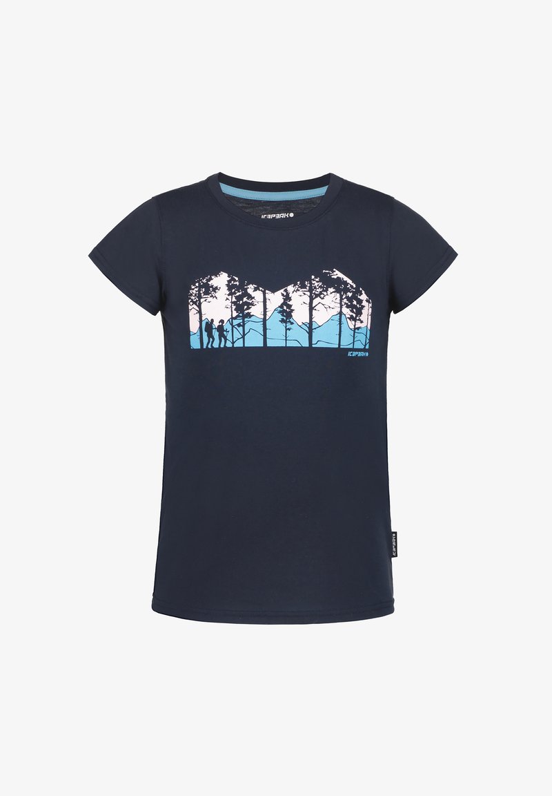 Marineblauwe katoenen T-shirt met korte mouwen, voorzien van een bergafbeelding in lichtblauw en roze, tegen een silhouetontwerp van een bos.