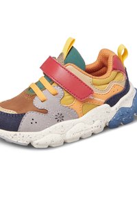 Baskets multicolores présentant un mélange de matériaux, y compris du daim et du mesh, avec une semelle robuste, une sangle Velcro et des accents texturés.