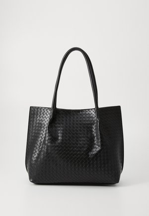 Borsa a mano in pelle intrecciata nera con due manici, forma strutturata e finitura lucida discreta su uno sfondo chiaro.
