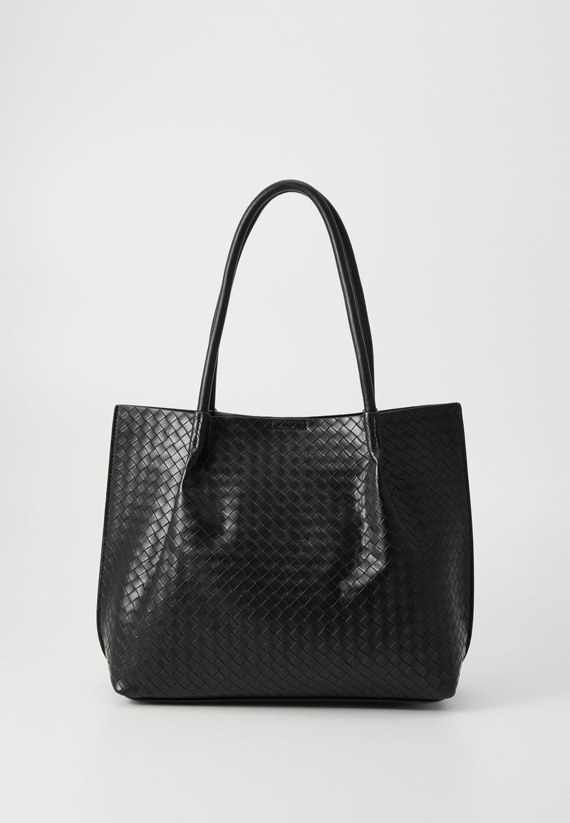 Borsa a mano in pelle intrecciata nera con due manici, forma strutturata e finitura lucida discreta su uno sfondo chiaro.