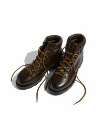 Botas de senderismo de cuero marrón con cordones amarillos, suelas robustas y ojales metálicos; diseño de tobillo alto con collar acolchado para mayor soporte.