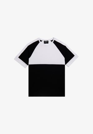 Camiseta de manga corta con cuello redondo, parte inferior negra, cuerpo superior blanco y paneles negros en los hombros, colocada plana sobre fondo blanco.