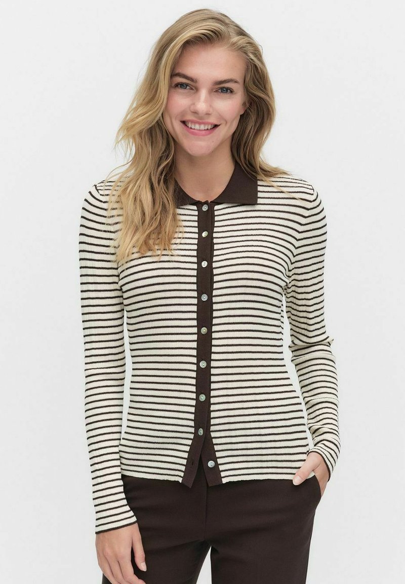 Randig cardigan i krämfärg och mörkbrun. Har en spetsig krage, långa ärmar och knäppning med metallknappar. Mjuk textur.
