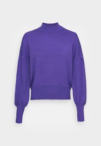 Maglione viola lavorato a maglia con colletto alto, spalle scese e polsini e orlo a coste. Presenta una texture morbida e un fit rilassato.