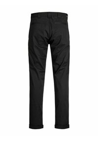 Zwarte, slim fit broek met een zachte textuur, voorzien van een tailleband, twee achterzakken en opgerolde pijpen bij de enkels.