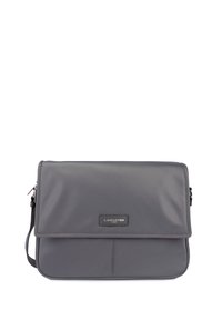 Borsa a tracolla in nylon grigio con patta frontale, chiusura a zip e tracolla regolabile. Presenta una placca con logo nera sul davanti. Texture liscia.