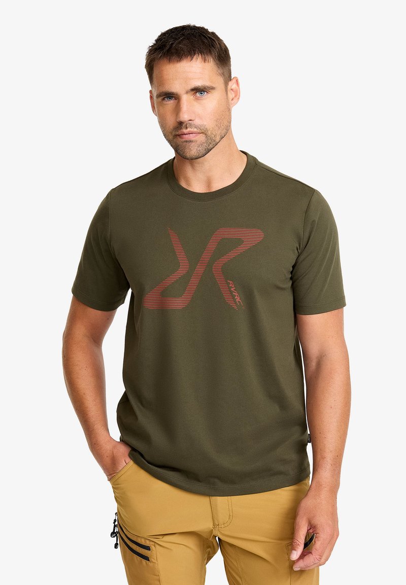 Olivgrön t-shirt med kort ärm i mjukt tyg, med en kontrasterande röd grafisk logotyp på framsidan. Klassisk rundhalsad design.