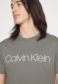 Calvin Klein FRONT LOGO - T-shirt estampada - pewter