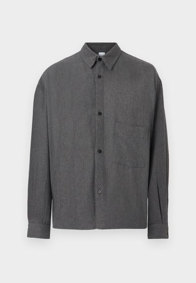 Αντρικό μακρυμάνικο πουκάμισο με κουμπιά, με μικρό ασπρόμ αυρο σχέδιο houndstooth και τσέπη στο στήθος, σε λευκό φόντο.