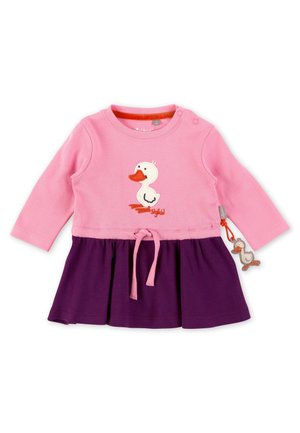 Langes Baby-Kleid mit langen Ärmeln in Pink und lila Rock, Entenmotiv auf der Brust, Tunnelzug in der Taille und an der Seite befestigtem Schlüsselanhänger in Entenform.