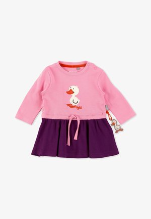 Langes Baby-Kleid mit langen Ärmeln in Pink und lila Rock, Entenmotiv auf der Brust, Tunnelzug in der Taille und an der Seite befestigtem Schlüsselanhänger in Entenform.