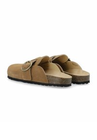 Hellbraune Wildleder-Slipper mit rundem Schnallen-Detail, korkähnlicher Sohle und strukturiertem Fußbett. Verfügt über ein flaches, offenes Design hinten.