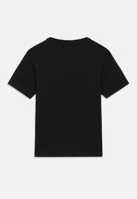 Crna pamučna majica kratkih rukava, okruglog vrata i glatke teksture. Jednostavan dizajn bez vidljivih logotipa ili uzoraka.