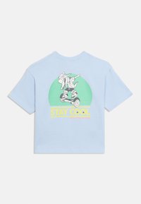 Ανοιχτό μπλε μπλουζάκι με γραφικό ενός καρτούν κροκόδειλου που κάνει dab πάνω σε ένα hoverboard και το κίτρινο κείμενο "ΜΕΙΝΕ ΔΡΟΣΟΣ."