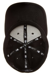 Svart basebollkeps med en strukturerad form, med grå inredning och synliga varumärkestaggar. Undersidan av skärmen är ocks å svart.