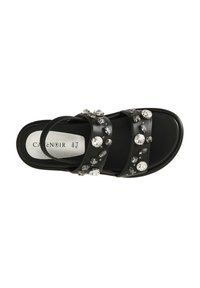Sandalia negra con dos correas anchas adornadas con rhinestones claros y grises. Textura suave, plantilla acolchada y suela plana.