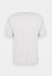 Šedé bavlněné tričko s kulatým výstřihem, krátkými rukávy a malým bílým logem na hrudi. Měkká textura s volným střihem.