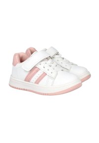 Zapatillas blancas con acentos rosas, que presentan una cinta de velcro y un diseño de cordones, fabricadas con un material sintético suave y una suela de goma.