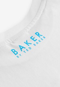 Weißes Baumwoll-T-Shirt mit rundem Halsausschnitt, auf dessen Rückseite in blauer Schrift "BAKER BY TED BAKER" in der Nähe des Kragens gedruckt ist.
