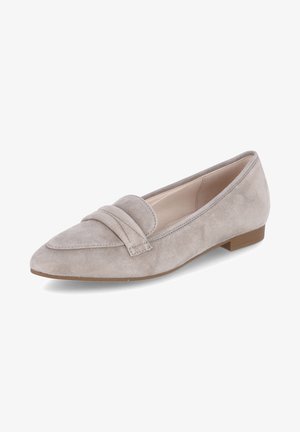 Mocassins en daim gris clair avec un bout arrondi, une sangle décorative sur le dessus du pied et un petit talon marron. Doublure intérieure douce.