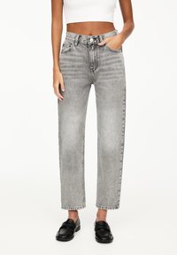 Grijze high-waisted straight-leg jeans met een vervaagde wassing, vijf zakken, riemlussen en een knoopsluiting aan de voorkant. Zachte denimtextuur.