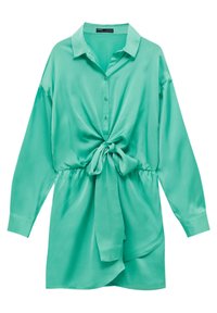 Blusa di satin turchese con maniche lunghe, chiusura a bottoni frontale e dettaglio di vita annodata. Presenta un colletto classico e un'orlo curvo.