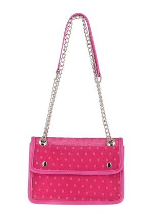 Roze handtas met polkadotpatroon, klepsluiting, zilveren kettingriem en metalen drukknopdetails.