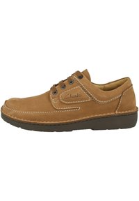 Braunes Leder-Schuh mit runder Zehenform, Schnürdesign, kontrastierender weißer Naht und dunkler Gummisohle. "Clarks"-Logo an der Seite.