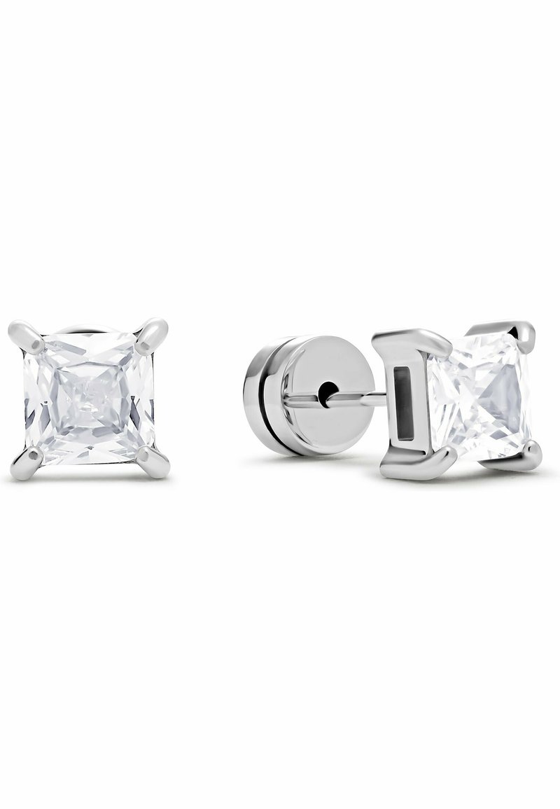 Orecchini a bottone in argento con pietre quadrate in zirconia cubica trasparente, con montatura a quattro artigli, finitura lucida e retro a perno rotondo.