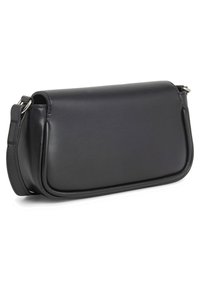 Černá kožená kabelka přes rameno s hladkým povrchem, obdélníkovým tvarem a jemným zakřiveným designem. Obsahuje odnímatelný popruh a stříbrné kovové doplňky.