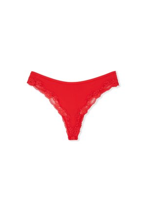 Tanga roja con encaje, panel frontal liso, presentada sobre fondo blanco.