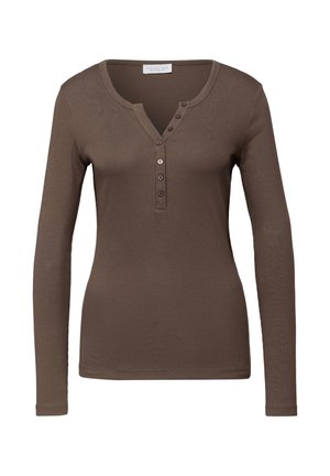 Hnědá košile s dlouhým rukávem, véčkovým výstřihem a knoflíkovou légou se čtyřmi knoflíky. Vyrobena z texturované pletené látky.