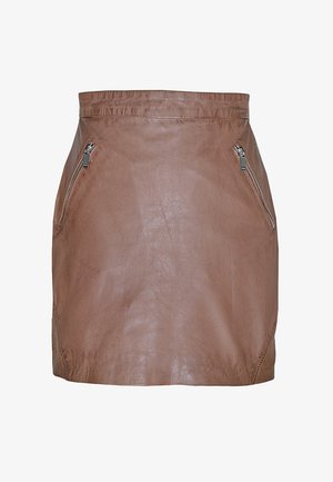 Falda de cuero marrón con una textura suave y dos cremalleras laterales. Presenta una cintura ajustada y un dobladillo sutil con detalles de malla.