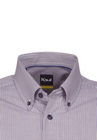 Camicetta a maniche corte a quadri con un motivo viola e bianco, colletto button-down e etichetta con logo al collo. Texture del tessuto liscia.