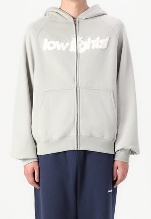 Grijze zip-up hoodie met een voorzak, capuchon en een gescreenprint logo met de tekst "low lights". Zacht materiaal en geribbelde boorden aan mouwen en zoom.