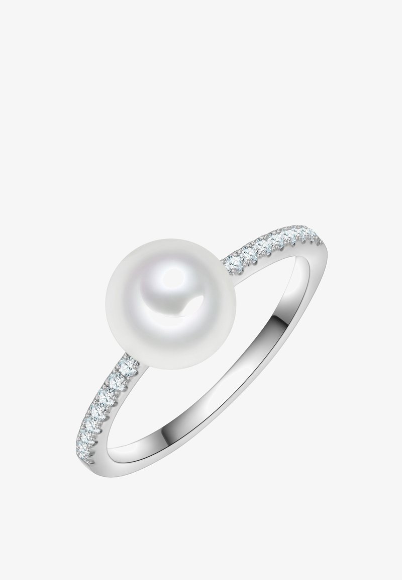 Srebrni prsten sa velikim okruglim biserom u središtu, okružen trakom ukrašenom malim, sjajnim prozirnim kamenčićima.